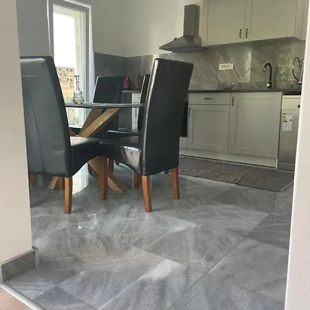 Regina Rex With Swimming Pool