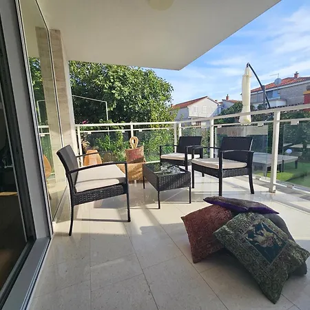 Regina Rex With Swimming Pool