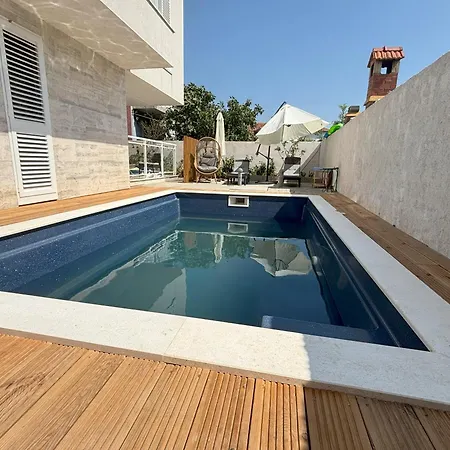 Regina Rex With Swimming Pool *