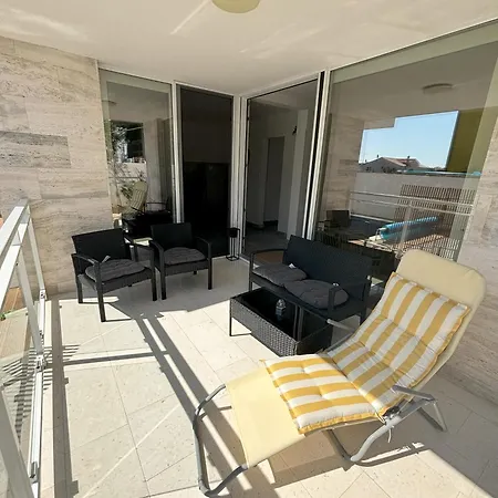 Regina Rex With Swimming Pool