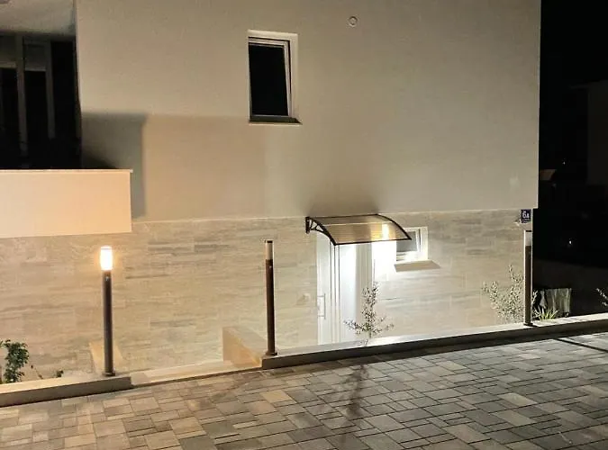 Appartamento Regina Rex With Swimming Pool Jezera