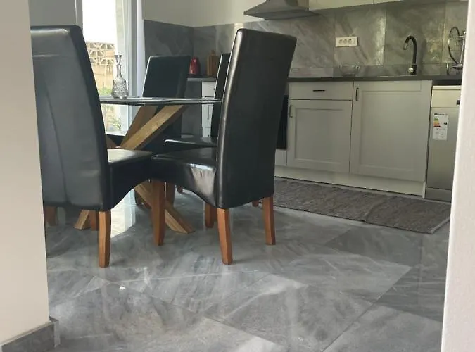 Regina Rex With Swimming Pool