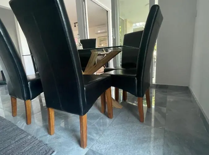 Regina Rex With Swimming Pool