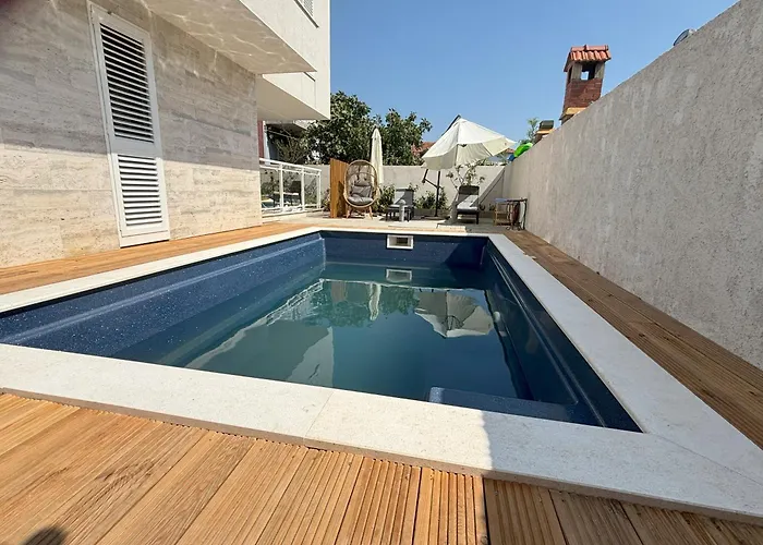 Regina Rex With Swimming Pool *