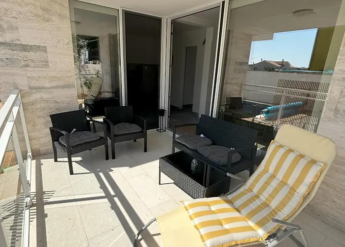 Regina Rex With Swimming Pool